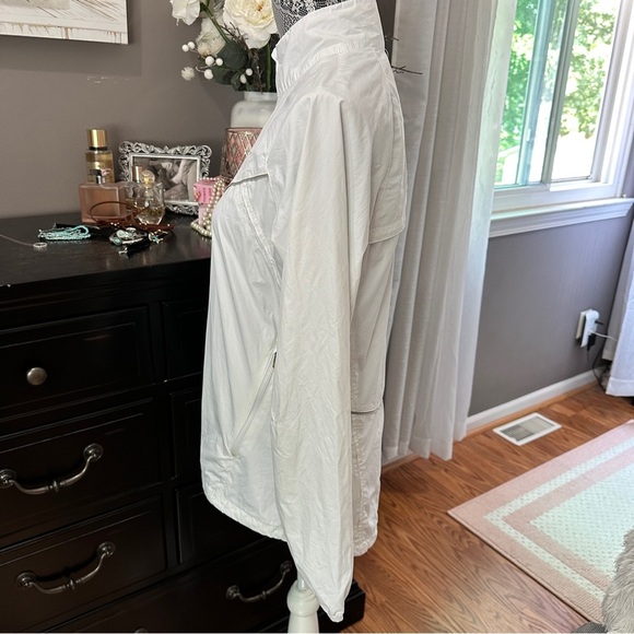 Nike Women’s Windbreaker Jacket White Lightweight Running Zip Up Size Medium - Picture 5 of 12